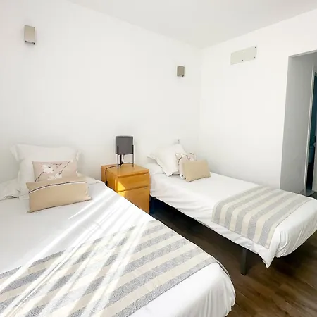 Moderna Con Piscina En Апартаменты *